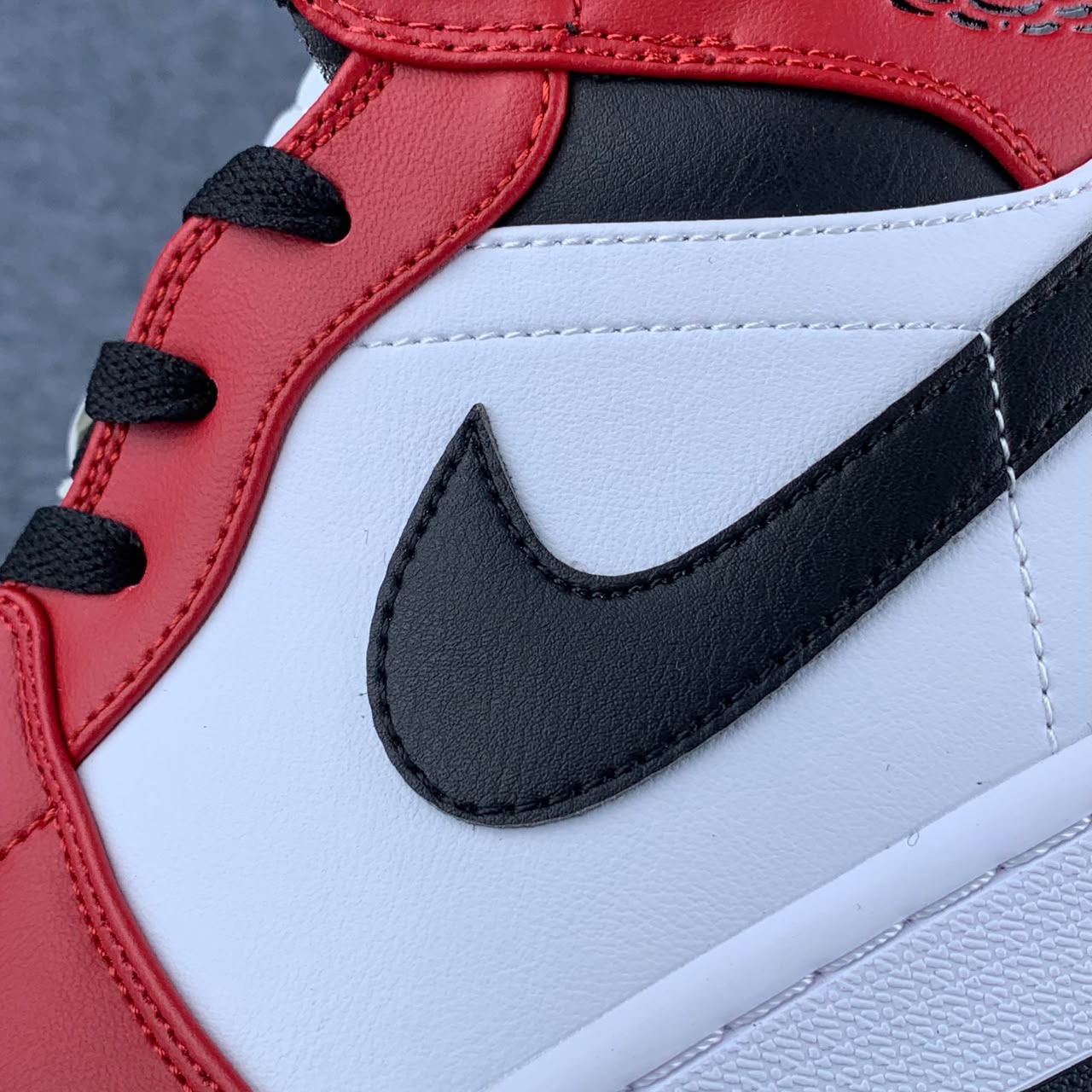 Air Jordan 1 Mid 'Chicago Black Toe'